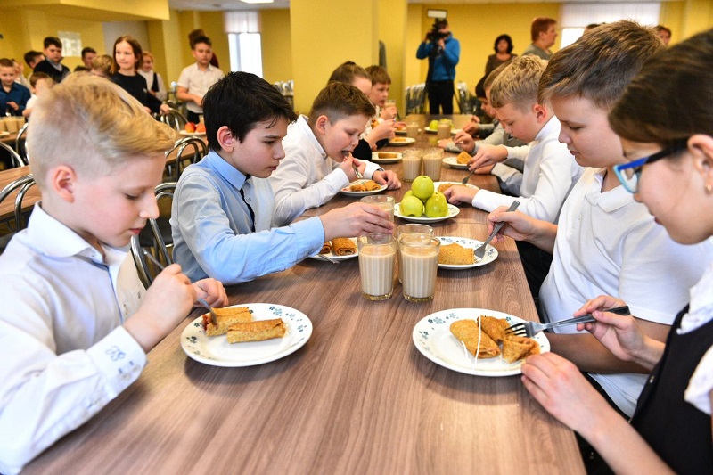 ​Дмитрий Миронов распорядился увеличить стоимость бесплатных школьных обедов за счет областного бюджета