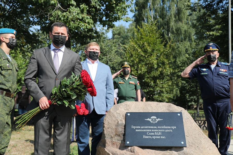 ​Дмитрий Миронов принял участие в открытии памятной доски в честь погибших десантников