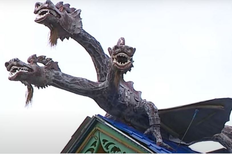 ​Дом с драконом из Брейтовского района претендует на звание самого необычного арт-объекта России