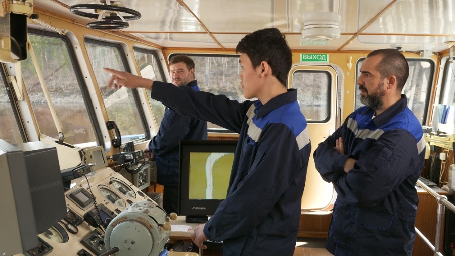 Экипажи теплоходов Енисейского пароходства подтверждают квалификацию в Каспийском институте морского и речного транспорта в Астрахани