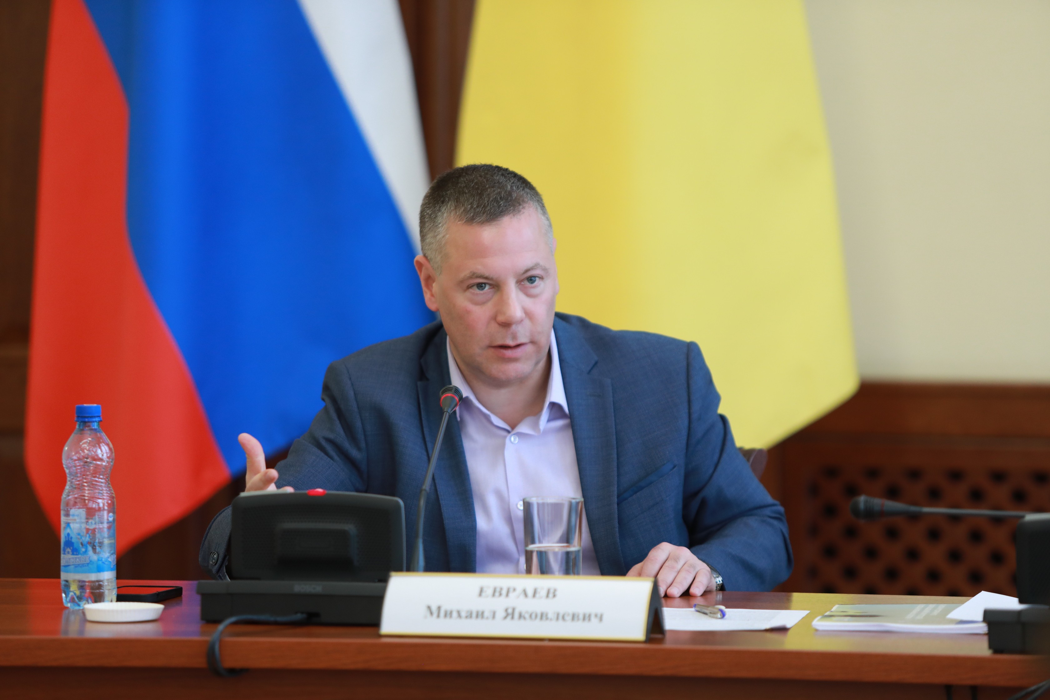 После подведения предварительных итогов на выборах губернатора области побеждает самовыдвиженец Михаил Евраев