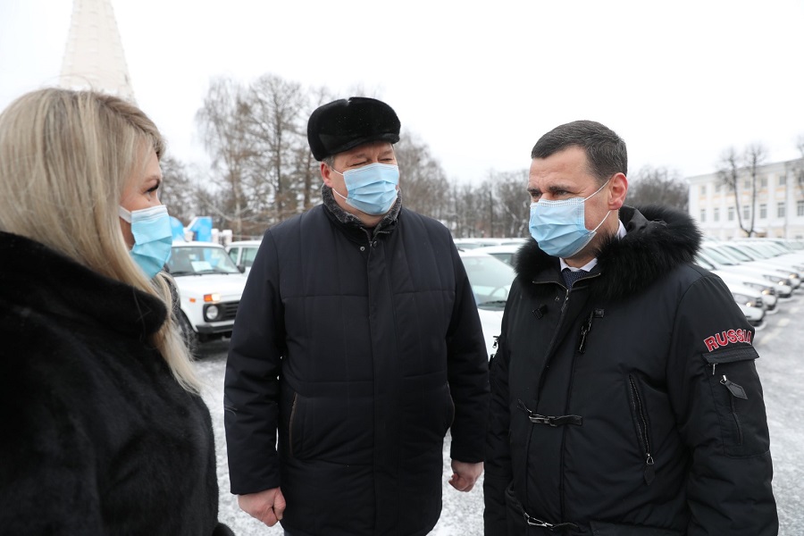 ​Дмитрий Миронов передал школьные автобусы и машины неотложной помощи в районы Ярославской области