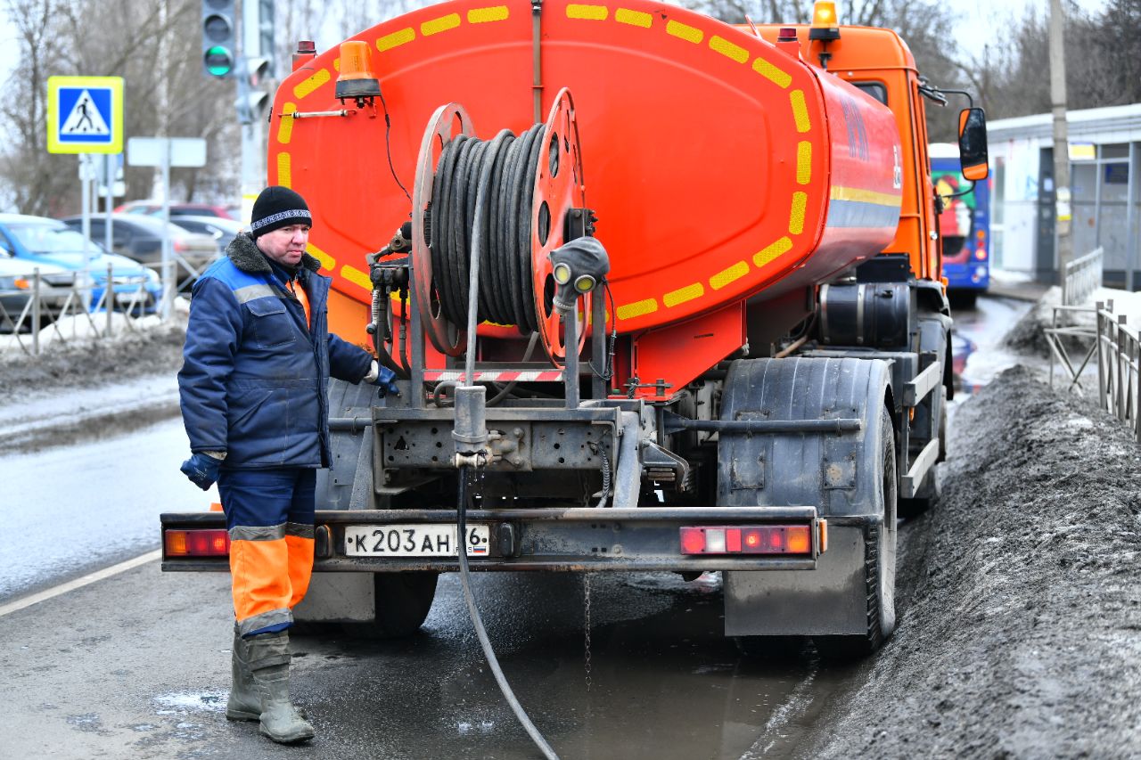 В столице региона ведутся работы по очистке ливневок | 15.03.2022 |  Ярославль - БезФормата