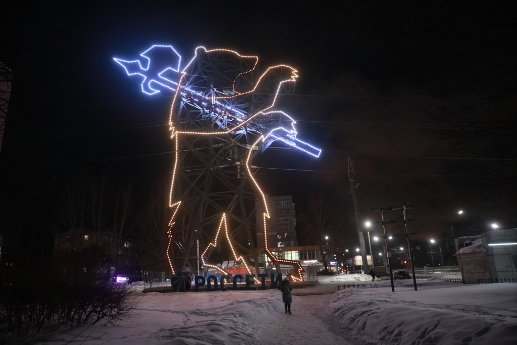 В Ярославле запущена подсветка опоры ЛЭП в виде медведя с секирой