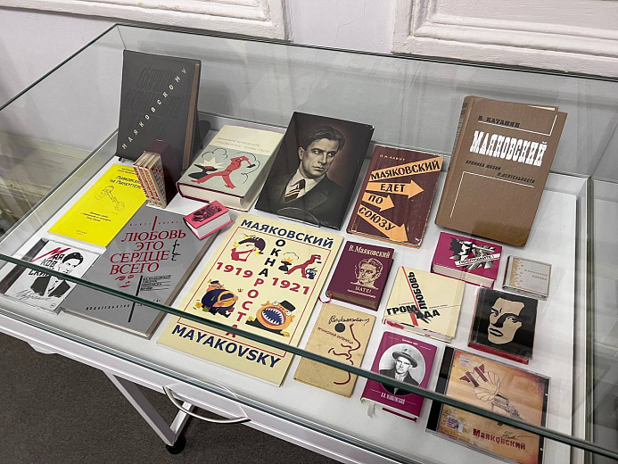 В Музее истории Ярославля открылась выставка «Культ поэта. Владимир Маяковский в предметах коллекционирования»