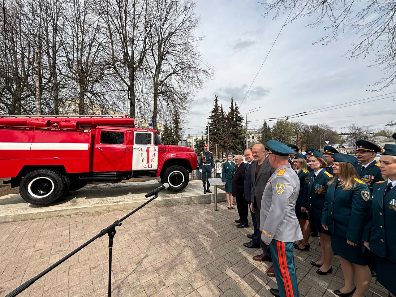 Памятник пожарной автоцистерне АЦ-40 открыли в Ярославле