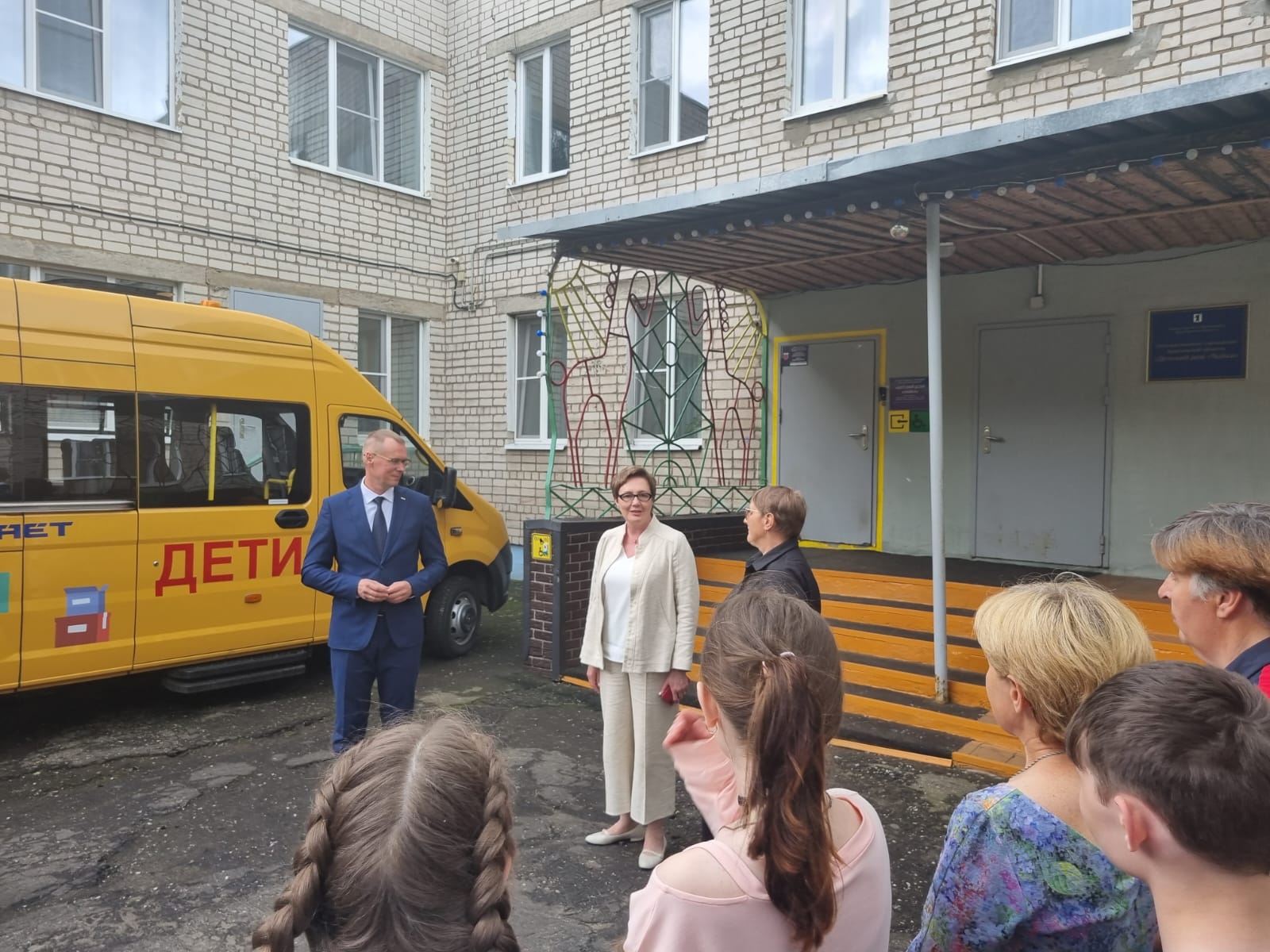 Ярославское предприятие передало в дар автобус детскому дому