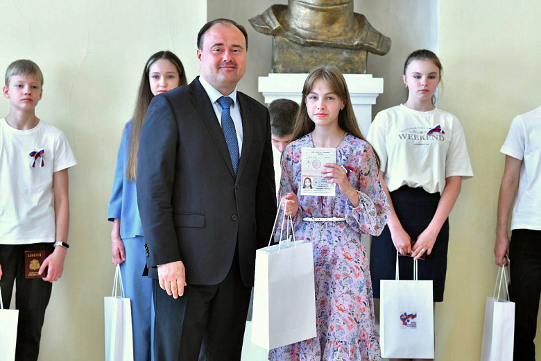 Мэр вручил паспорта юным ярославцам