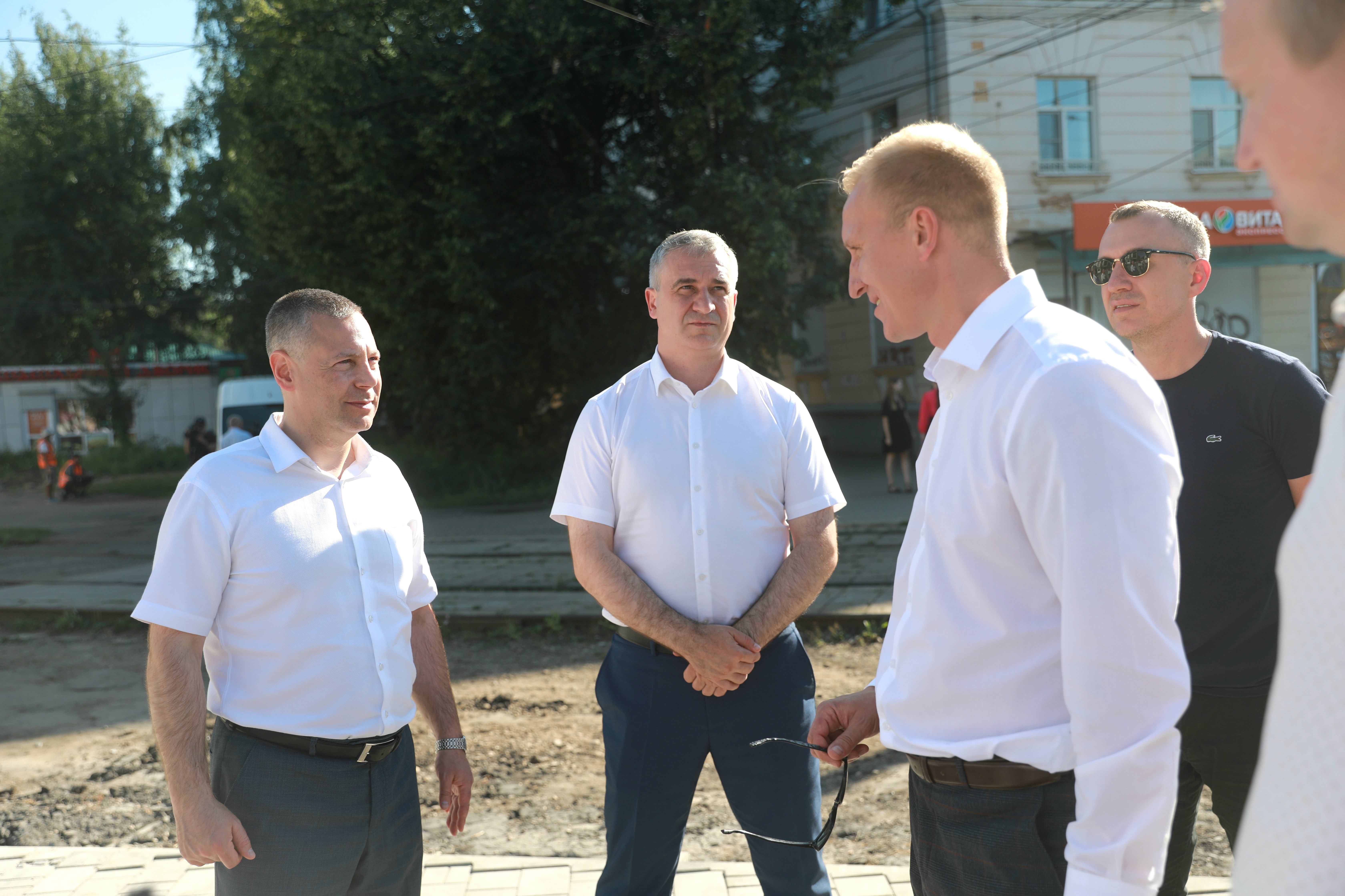 Губернатор проинспектировал ход ремонта проспекта Октября в Ярославле