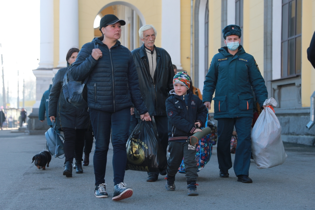 Вновь прибывших детей. Фото жителя. Беженцы в Ярославле. Семья беженцев фото.